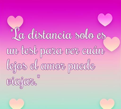 Frase de amor a distancia que destaca la fortaleza del amor frente a la distancia, ideal para compartir en Facebook. Incluye un mensaje positivo sobre cómo el amor puede superar cualquier obstáculo, acompañada de un diseño colorido y romántico.