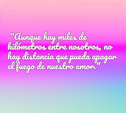 Frase de amor a distancia que expresa la conexión emocional entre dos personas a pesar de la distancia, ideal para compartir en Facebook. Contiene palabras clave como 'amor a distancia' y 'frases cortas de amor'.