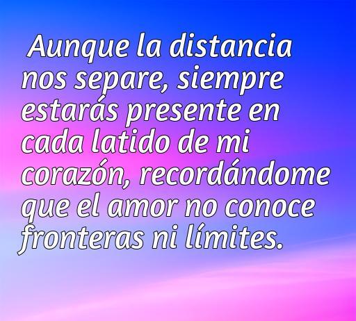 Frase romántica sobre el amor a la distancia que resalta la conexión emocional entre dos personas a pesar de la separación física, ideal para compartir y dedicar. Incluye palabras clave como 'amor a la distancia', 'frases románticas' y 'dedicar'.