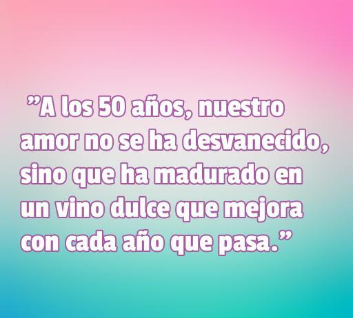 Frase inspiradora sobre el amor a los 50 años, comparando el amor maduro con un vino dulce que mejora con el tiempo. Mensaje sobre la durabilidad y la belleza del amor en la madurez.