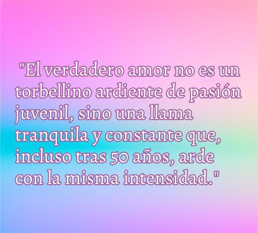 Frase inspiradora sobre el amor duradero a los 50 años, destacando la intensidad y la tranquilidad del verdadero amor a lo largo del tiempo.