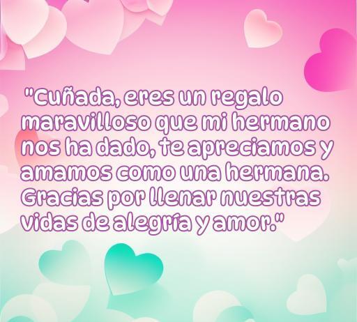 Frase emotiva dedicada a una cuñada, resaltando el amor y aprecio hacia ella como parte de la familia. Ideal para compartir en un artículo sobre las mejores frases de amor a una cuñada y expresar sentimientos positivos.