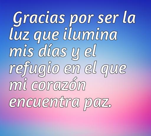 Frase de amor agradecido: 'Gracias por ser la luz que ilumina mis días y el refugio en el que mi corazón encuentra paz.' Ideal para expresar gratitud en relaciones amorosas.