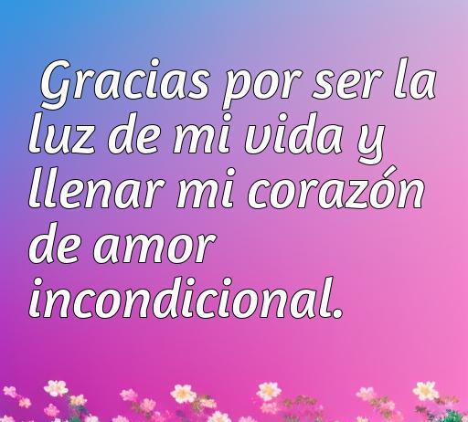 Frase de amor y agradecimiento que expresa cómo alguien se siente iluminado por su ser querido, ideal para compartir pensamientos especiales sobre el amor incondicional. Frases cortas de amor y agradecimiento.