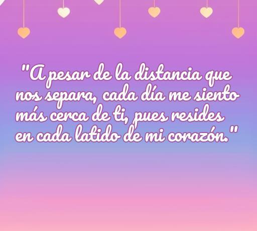 Frase inspiradora sobre el amor a distancia que expresa la conexión emocional a pesar de la distancia. Ideal para reflexionar sobre relaciones a larga distancia y compartir en redes sociales. Incluye las palabras clave 'amor a distancia', 'frases de amor' y 'conexión emocional'.