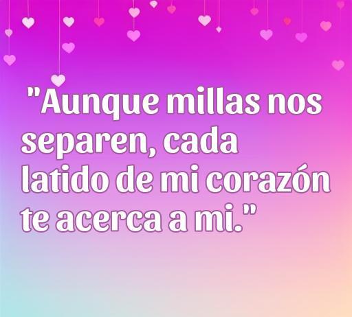 Frase romántica sobre el amor a distancia que expresa la conexión emocional a pesar de la distancia física. La frase dice: 'Aunque millas nos separen, cada latido de mi corazón te acerca a mí.' Ideal para compartir sentimientos en relaciones a distancia.