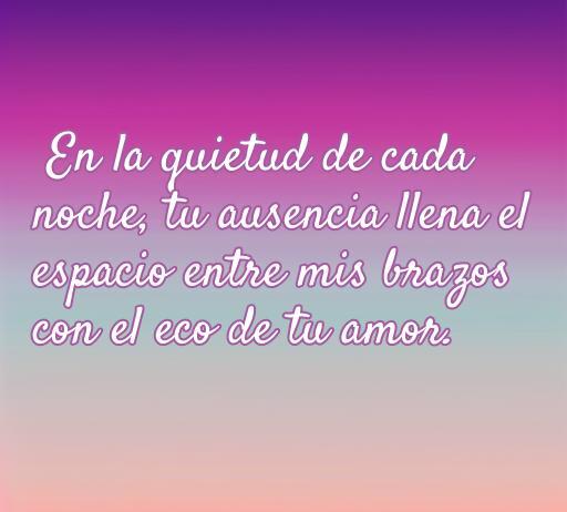 Frase romántica sobre el amor ausente: 'En la quietud de cada noche, tu ausencia llena el espacio entre mis brazos con el eco de tu amor'. Diseño con fondo degradado en tonos morados. Perfecto para ilustrar la temática de amor distante en el artículo 'frases de amor ausente'.