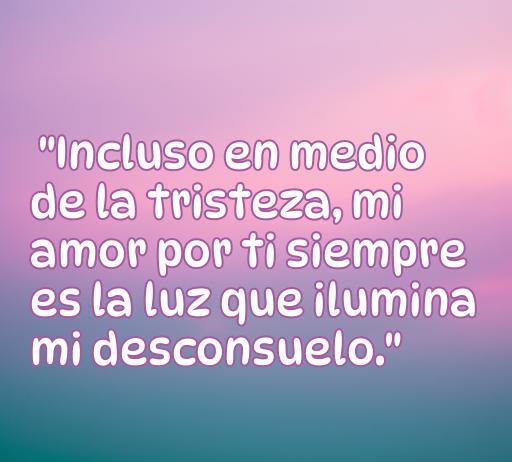 Frase de amor que refleja la tristeza y el consuelo en momentos difíciles: 'Incluso en medio de la tristeza, mi amor por ti siempre es la luz que ilumina mi desconcierto.' Ideal para el artículo sobre frases de amor bonitas tristes.