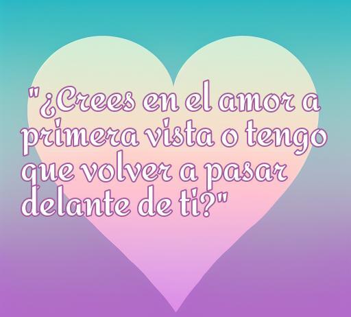 Frase romántica divertida en forma de corazón: '¿Crees en el amor a primera vista o tengo que volver a pasar delante de ti?'. Ideal para compartir chistes y frases de amor en redes sociales.