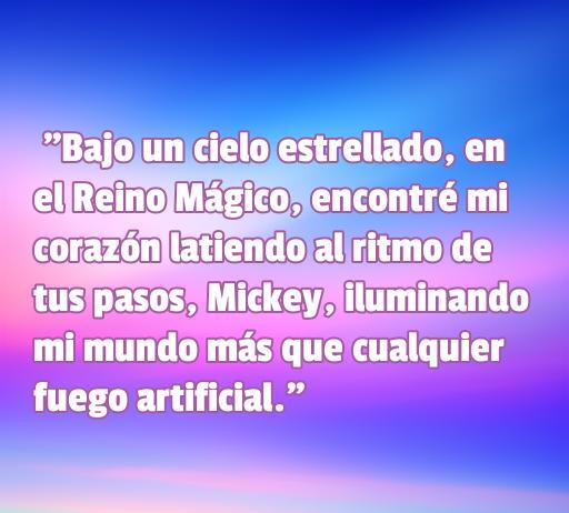 Frase de amor mágica con Mickey Mouse, ideal para expresar sentimientos románticos. La cita dice 'Bajo un cielo estrellado, en el Reino Mágico, encontré mi corazón latiendo al ritmo de tus pasos, Mickey, iluminando mi mundo más que cualquier fuego artificial.' Perfecta para el artículo sobre las frases de amor.