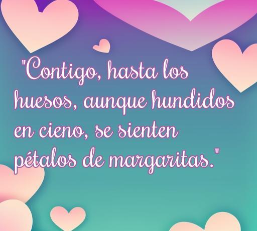 Frase inspiradora de amor de Joaquín Sabina que dice 'Contigo, hasta los huesos, aunque hundidos en cieno, se sienten pétalos de margaritas.' Ideal para los amantes de la poesía y las canciones románticas. Incluye elementos visuales como corazones y un fondo suave, representando el amor y la belleza de la música de Sabina.