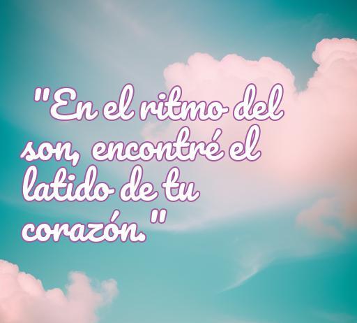Frase de amor cubana que dice 'En el ritmo del son, encontré el latido de tu corazón', acompañada de un hermoso cielo azul con nubes. Perfecta para ilustrar el romanticismo en la cultura cubana y resaltar las frases de amor.