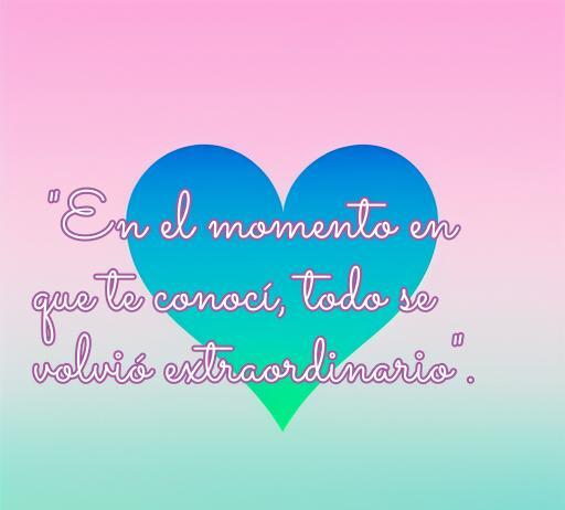 Una colorida imagen con un fondo degradado y un corazón, que presenta la frase romántica 'En el momento en que te conocí, todo se volvió extraordinario'. Esta frase representa una hermosa expresión de amor inspirada en kdramas, ideal para quienes buscan frases de amor conmovedoras y significativas.