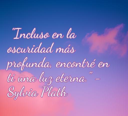 Cita de amor de Sylvia Plath que dice 'Incluso en la oscuridad más profunda, encontré en ti una luz eterna', ideal para un artículo sobre frases de amor de poetas suicidas, con un fondo de cielo y nubes que complementa la profundidad del mensaje.