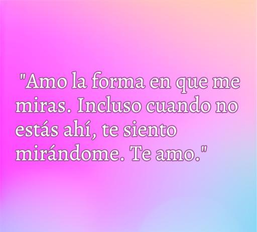Hermosa frase de amor de Tony Stark que dice: 'Amo la forma en que me miras. Incluso cuando no estás ahí, te siento mirándome. Te amo.' Ideal para inspirar el amor y la conexión emocional.