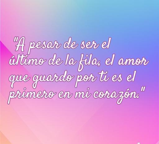 Frase romántica del grupo 'El Último de la Fila' sobre el amor eterno, que dice: 'A pesar de ser el último de la fila, el amor que guardo por ti es el primero en mi corazón.' Ideal para inspirar y compartir en redes sociales.