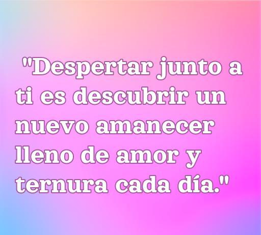 Frase inspiradora sobre el amor con un fondo suave que destaca la belleza de despertar junto a esa persona especial. Frases de amor para compartir momentos románticos y reflexionar sobre el amor cotidiano.