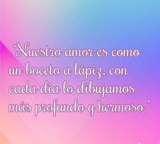 frases de amor dibujadas a lápiz Frase de amor dibujada a lápiz que dice 'Nuestro amor es como un boceto a lápiz, con cada día lo dibujamos más profundo y hermoso', ideal para inspirar sentimientos románticos y profundos. Frases de amor en diseño atractivo para compartir.