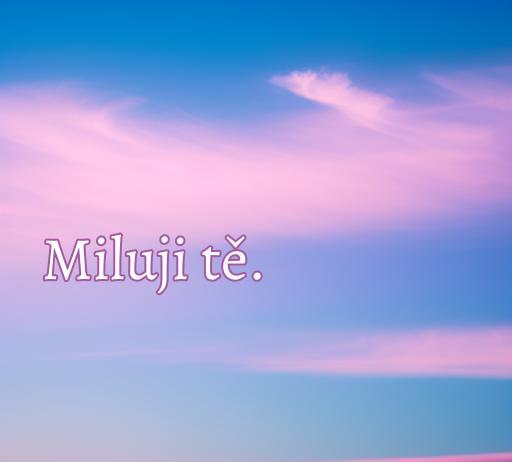 frases de amor en checo Frase de amor en checo 'Miluji tě' sobre un hermoso fondo de cielo azul y nubes rosas, parte de los cincuenta mejores frases de amor en checo. Ideal para compartir en redes sociales.