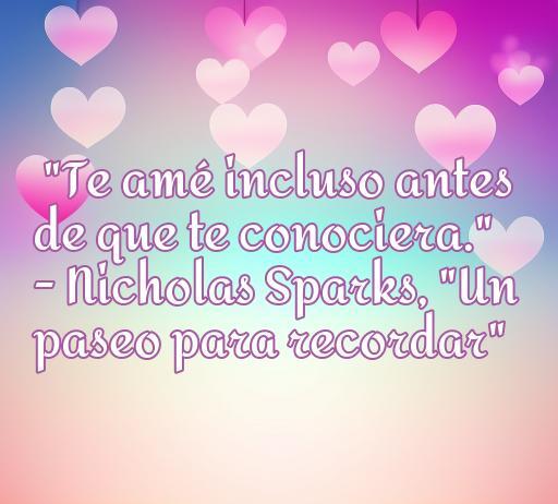 Frase de amor de Nicholas Sparks que dice 'Te amé incluso antes de que te conociera.' sobre fondo de corazones, ideal para un artículo sobre las mejores citas de amor en la literatura.