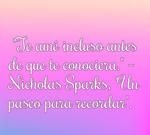Frase de amor de Nicholas Sparks escrita en un fondo degradado, destacando la cita 