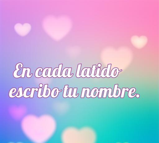 Frase de amor 'En cada latido escribo tu nombre' sobre un fondo con corazones difuminados en tonos pastel, ideal para inspirar amor y romanticismo en grafitis.