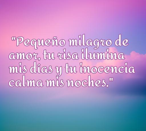 Frase romántica sobre el amor hacia un bebé que dice: 'Pequeño milagro de amor, tu risa ilumina mis días y tu inocencia calma mis noches', ideal para expresar emociones hacia los bebés. Palabras clave: frases de amor, amor de madre, felicidad infantil.