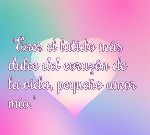 Frase de amor hacia un bebé que expresa ternura y cariño. Texto que dice 'Eres el latido más dulce del corazón de la vida, pequeño amor mío', ideal para reflejar sentimientos de amor y dulzura. Perfecta para artículos sobre frases de amor hacia un bebé.