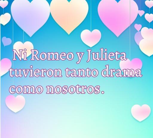 Frase irónica sobre el amor: 'Ni Romeo y Julieta tuvieron tanto drama como nosotros' con un fondo de corazones de colores, ideal para el artículo sobre frases de amor irónicas cortas.