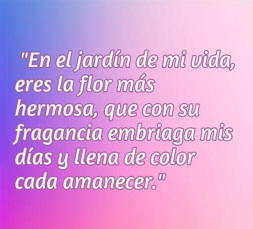 Frase de amor en un fondo degradado, que destaca la belleza y fragancia del amor, ideal para expresar sentimientos románticos. Incluye la frase 'En el jardín de mi vida, eres la flor más hermosa, que con su fragancia embriaga mis días y llena de color cada amanecer'.