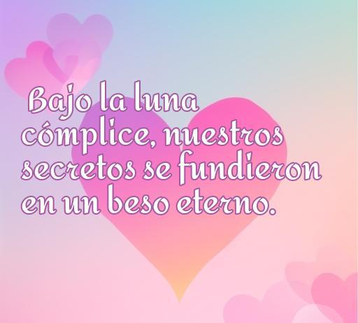 Frase de amor en un fondo romántico con corazones: 'Bajo la luna cómplice, nuestros secretos se fundieron en un beso eterno.', ideal para ilustrar microcuentos y reflexiones amorosas.