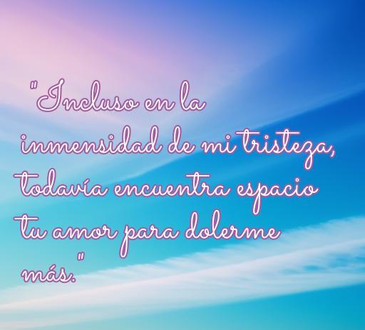 Frase de amor original y triste: 'Incluso en la inmensidad de mi tristeza, todavía encuentra espacio tu amor para dolerme más.' Ideal para quienes buscan reflexiones sobre el amor y la tristeza.