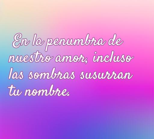 Frase de amor oscuro en colores degradados: 'En la penumbra de nuestro amor, incluso las sombras susurran tu nombre'. Ideal para el artículo sobre Frases de amor oscuro.