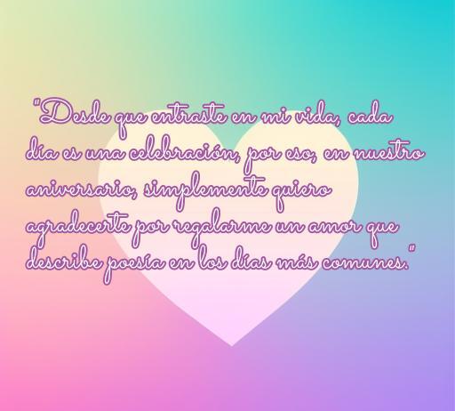 Frase inspiradora sobre el amor para dedicar en el aniversario, destacando la celebración de cada día juntos y la gratitud por el amor compartido. Perfecta para inspirar a parejas en su aniversario.
