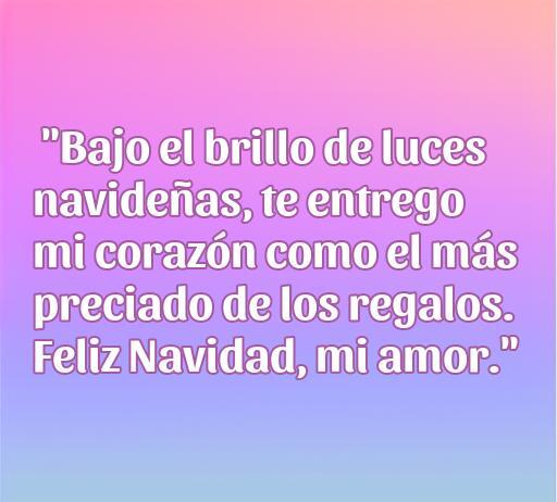 Frase romántica navideña que expresa amor y entrega en Navidad. Ideal para dedicar a tu pareja. Mensaje: 'Bajo el brillo de luces navideñas, te entrego mi corazón como el más preciado de los regalos. Feliz Navidad, mi amor.' Perfecta para las mejores frases de amor en Navidad.