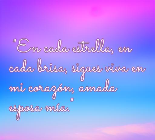 Frase conmovedora en un fondo con tonos suaves, dedicada a esposas difuntas: 'En cada estrella, en cada brisa, sigues viva en mi corazón, amada esposa mía.' Refleja el amor eterno y la memoria de las esposas fallecidas.