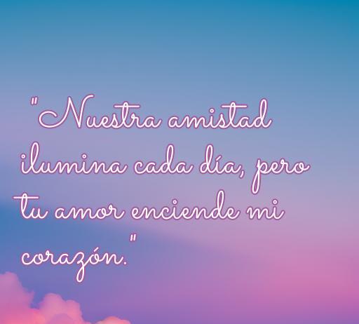 Frase romántica que enfatiza la conexión entre amistad y amor: 'Nuestra amistad ilumina cada día, pero tu amor enciende mi corazón'. Bajo un fondo de cielo colorido, ideal para acompañar un artículo sobre frases de amor para un amigovio.