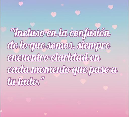 Frase de amor inspiradora para un amigovio que dice 'Incluso en la confusión de lo que somos, siempre encuentro claridad en cada momento que paso a tu lado', ideal para compartir emociones en relaciones no convencionales.