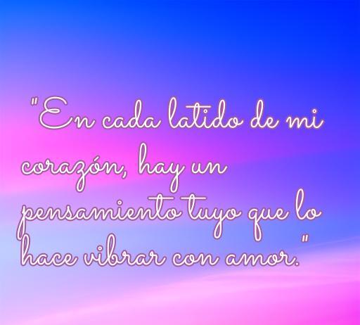 Imagen con una frase de amor que dice: 'En cada latido de mi corazón, hay un pensamiento tuyo que lo hace vibrar con amor.' Ideal para compartir en WhatsApp, destacando frases románticas que expresan sentimientos profundos y se pueden utilizar en mensajes especiales.