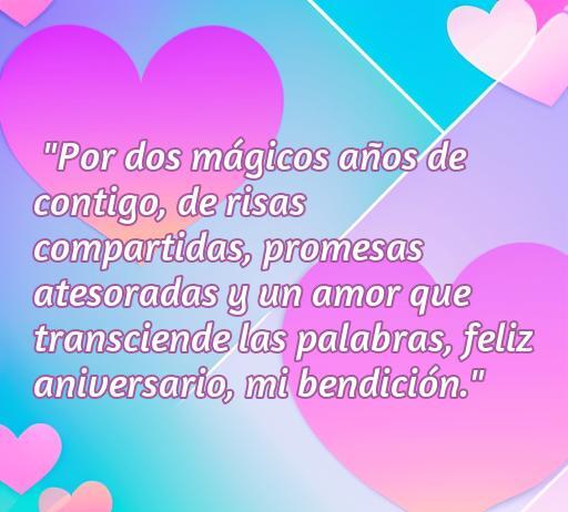 Frase romántica para celebrar dos años juntos, expresando amor y felicidad en un aniversario, con corazones de fondo. Inspiración para el amor en pareja, frases para aniversarios.