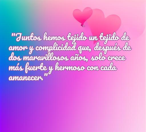 Frase romántica sobre dos años de amor y complicidad, resaltando el crecimiento del amor con cada amanecer. Frases de amor para celebrar aniversarios.