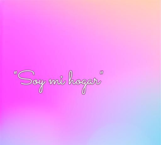 Texto inspirador para tatuajes: 'Soy mi hogar', ideal para expresar amor propio y autoaceptación. Descubre más frases de amor propio para tatuajes.