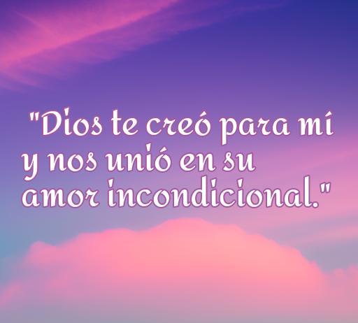 Frase inspiradora sobre el amor incondicional en un fondo de cielo con nubes, destacando la unión dada por Dios. Ideal para el artículo 'Frases de Amor Religiosas'.