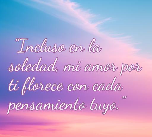 Frase de amor solitario con un fondo pastel que expresa el sentimiento de amor incluso en la soledad. Ideal para ilustrar el tema de las frases de amor solitario en el artículo.
