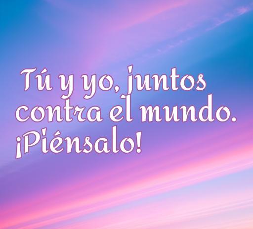 Frase de amor romántica que dice 'Tú y yo, juntos contra el mundo. ¡Piénsalo!' sobre un fondo de cielo colorido, ideal para reflexionar sobre el amor y la unión en pareja.