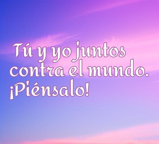 Frase de amor inspiradora que dice 'Tú y yo juntos contra el mundo. ¡Piénsalo!' en un fondo de atardecer, ideal para compartir sobre relaciones y amor en pareja.