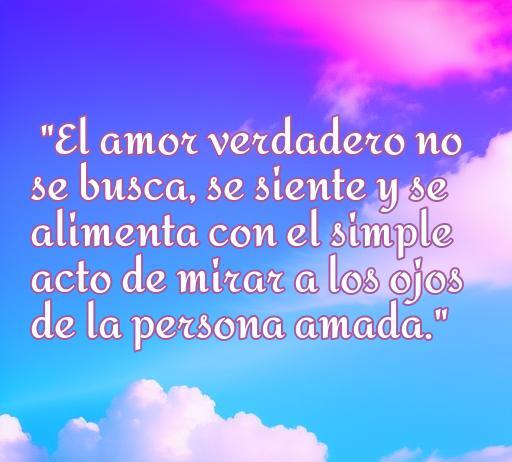 Frase inspiradora sobre el amor verdadero que dice: 'El amor verdadero no se busca, se siente y se alimenta con el simple acto de mirar a los ojos de la persona amada', sobre el fondo de un cielo azul con nubes, ideal para un artículo sobre las mejores frases de amor.