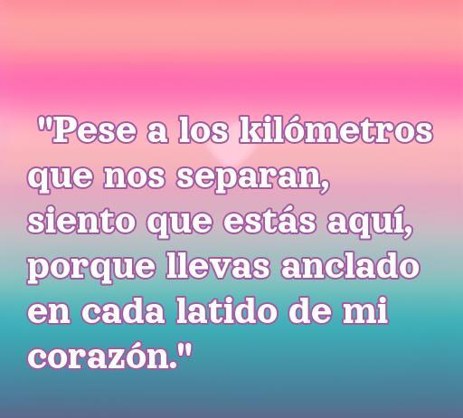 Frase romántica sobre el amor a distancia que expresa la conexión emocional a pesar de la separación física. Ideal para el artículo 'Frases de Amor Virtual a Distancia'.