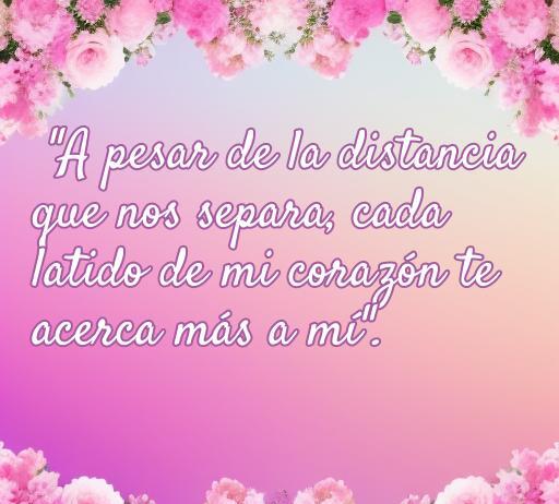 Frase de amor virtual a distancia: 'A pesar de la distancia que nos separa, cada latido de mi corazón te acerca más a mí'. Mensaje que refleja el amor entre parejas a distancia, ideal para el artículo sobre las mejores frases de amor virtual.